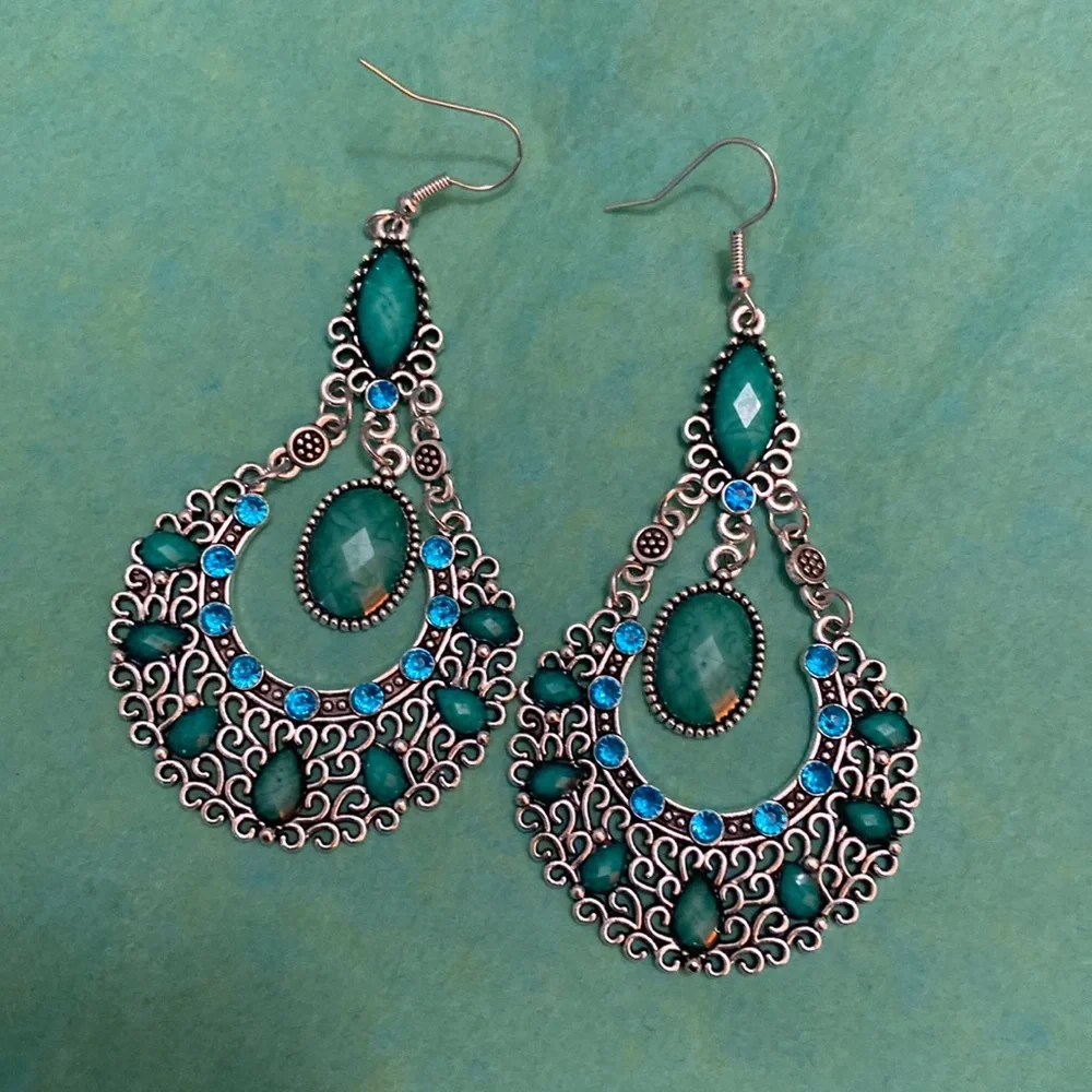 🥭 (4 for $15) Beautiful Big Earrings - Picture 1 of 3